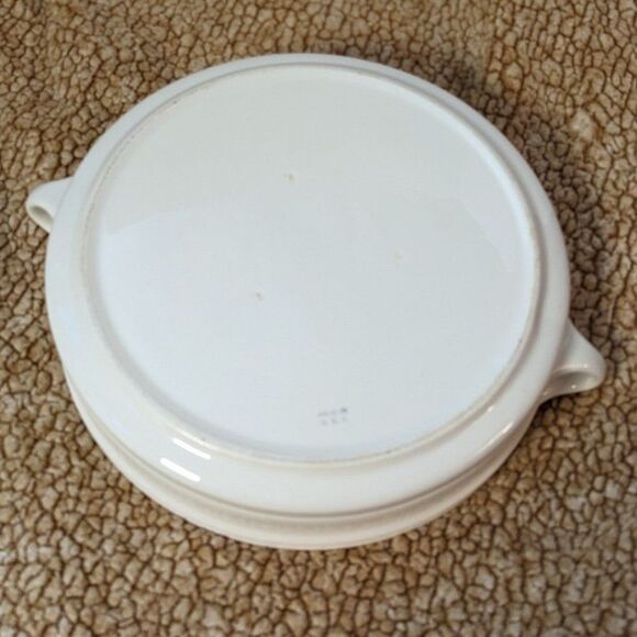 Vintage Made in USA White 11" Round Baking Casserole Dish with Handles and Lid - Picture 7 of 10